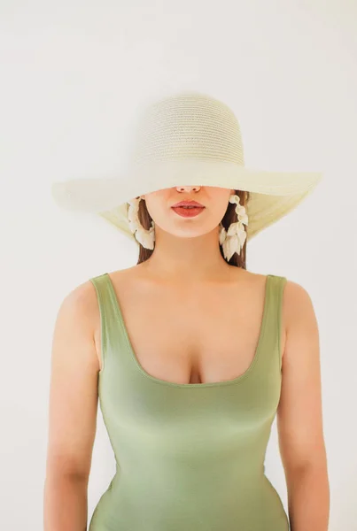 Jeune Femme Maillot Bain Vert Élégant Chapeau Été Couvrant Visage — Photo