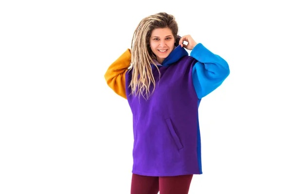 Vrolijke Jonge Vrouw Kleurrijke Outfit Kijken Naar Camera Met Glimlach — Stockfoto