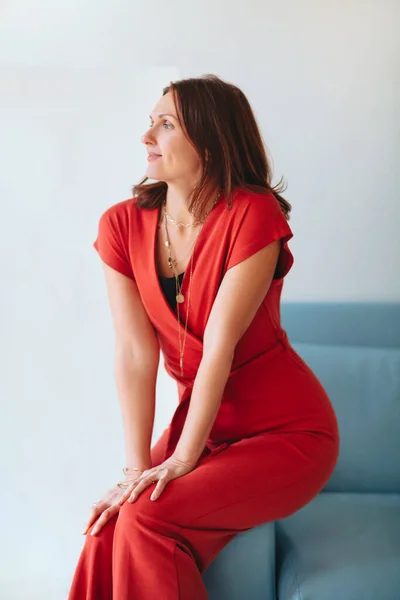 Mulher Madura Alegre Vestido Vermelho Elegante Sorrindo Olhando Para Câmera — Fotografia de Stock