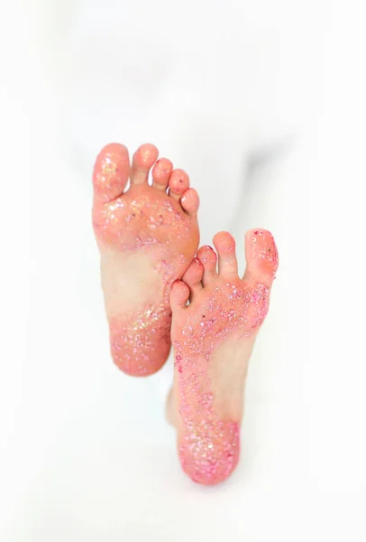 Grote Voeten Van Onherkenbaar Vrouwtje Bedekt Met Glanzende Roze Glitter — Stockfoto