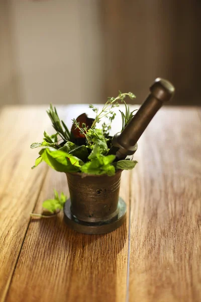 High Angle Fresh Herbs Pestle Placed Bronze Mortar Isolated Table — Stock Photo, Image