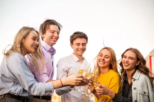 Homens Mulheres Felizes Com Bebidas Alcoólicas Sorrindo Durante Reunião Com — Fotografia de Stock