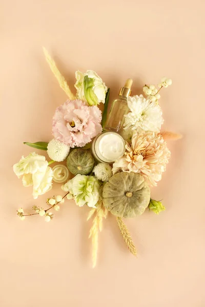 Ovanifrån Ekologiska Färska Blommor Arrangerade Vackra Kompositioner Beige Bakgrund — Stockfoto