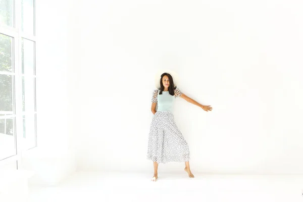 Jovem Mulher Asiática Chapéu Elegante Vestido Verão Com Enfeite Bolinhas — Fotografia de Stock