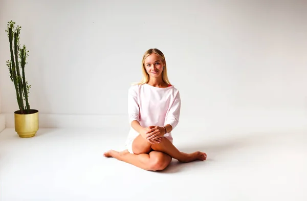 Ung Blond Kvinna Rosa Sportkläder Redo För Yoga Medan Tränar — Stockfoto