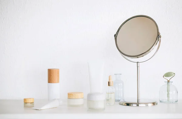 Kosmetikprodukte Und Spiegel Auf Dem Tisch — Stockfoto