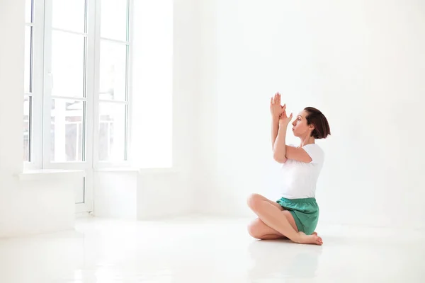 Young Brunette Female White Sportswear Mat Doing Yoga While Practicing — Stock Photo, Image