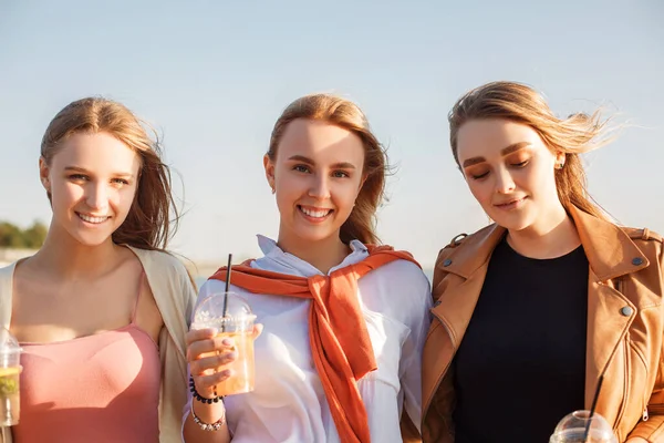 Happy Young Women Takeaway Drinks Walking Pavement Smiling Sunny Weekend — Stock Photo, Image