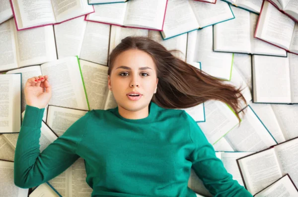 Vista Superior Una Estudiante Morena Acostada Libros Leyendo Durante Preparación — Foto de Stock