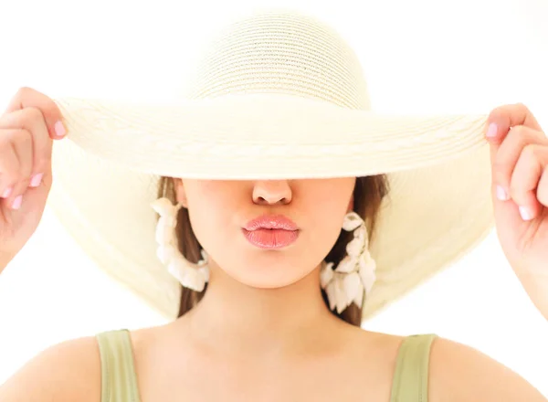 若いです女性で緑の水着とスタイリッシュな夏の帽子カバー顔に対してグレーの背景 — ストック写真