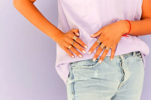 Shirt Femme Aux Cultures Méconnaissables Jean Élégant Debout Sur Fond — Photo