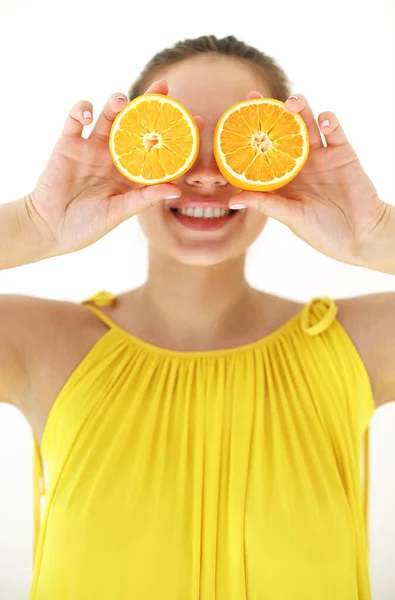 Brunette Female Wearing Yellow Dress Holding Orange Slice Next Eye — Stock Photo, Image