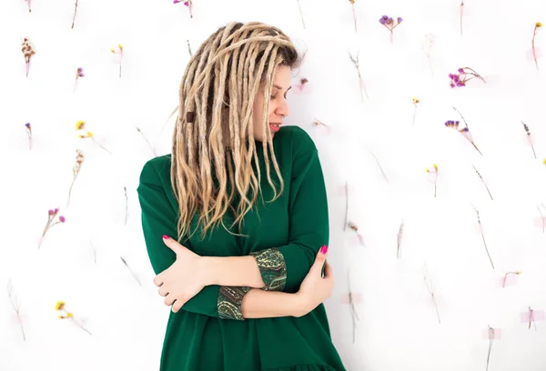 Vrolijke Jonge Vrouw Kleurrijke Outfit Met Glimlach Schudden Dreadlocks Geïsoleerd — Stockfoto