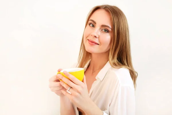 Erwachsene Frauen Mantel Schließen Die Augen Während Sie Eine Tasse — Stockfoto