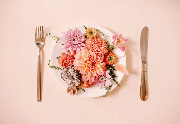 Ovanifrån Gaffel Och Kniv Skärning Och Platta Med Naturliga Blommor — Stockfoto