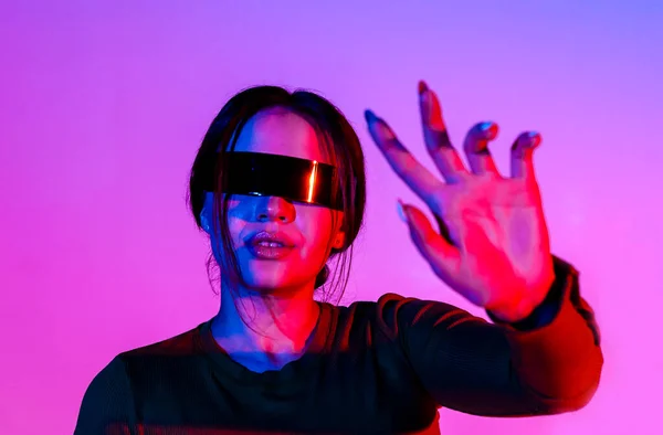 Mladá Žena Futuristických Brýlích Gestikuluje Zastavit Chránit Tvář Před Jasným — Stock fotografie
