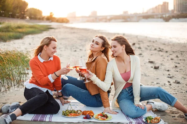 Vrolijke Jonge Vriendinnen Die Wijn Drinken Bruschetta Eten Tijdens Picknick — Stockfoto