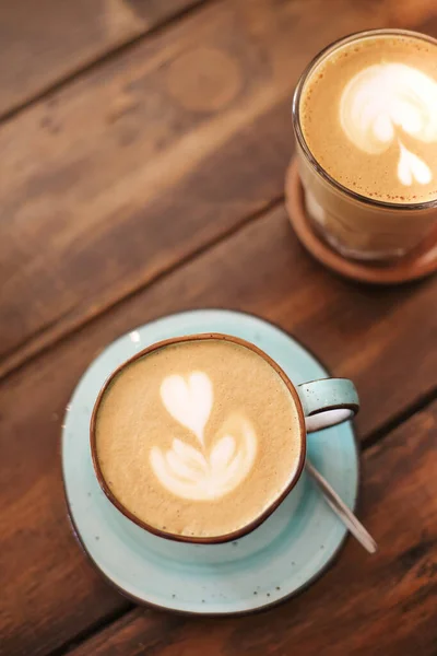Fentről Kerámia Csészék Csészealjak Frissen Főzött Latte Szívvel Habos — Stock Fotó