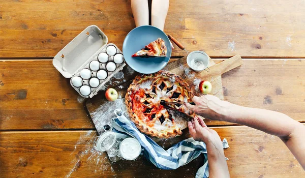 Shora Babička Krájí Čerstvý Ovocný Koláč Dřevěném Stole Blízkosti Ingrediencí — Stock fotografie