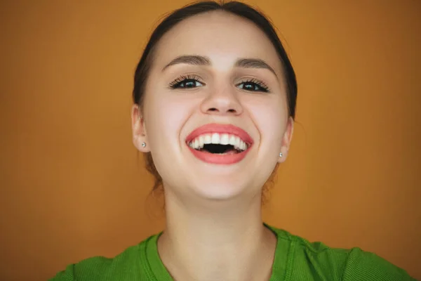 Mujer Positiva Riendo Felizmente Sobre Fondo Marrón Estudio Mirando Cámara — Foto de Stock