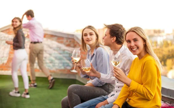 Feliz Hombre Mujer Con Vino Blanco Sonriendo Mientras Sienta Mesa — Foto de Stock