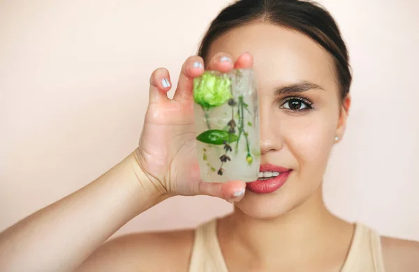 Jovem Morena Com Pilha Cubos Gelo Com Ervas Para Tratamento — Fotografia de Stock