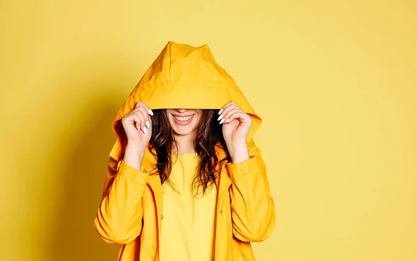 Fröhliches Junges Weibchen Trendiger Gelber Kleidung Bedeckt Strahlende Augen Vor — Stockfoto