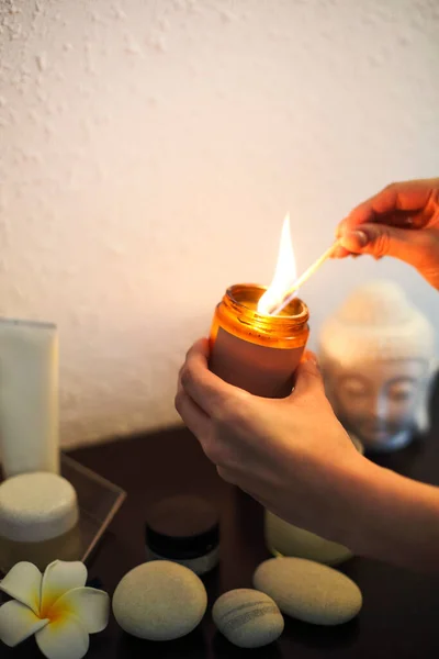 Gezichtsloze Vrouw Steekt Kaars Pot Met Brandende Chip Boven Tafel — Stockfoto