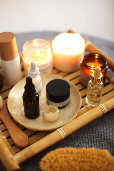 Góry Świece Aromaterapeutyczne Różne Produkty Pielęgnacji Skóry Umieszczone Drewnianej Tacy — Zdjęcie stockowe