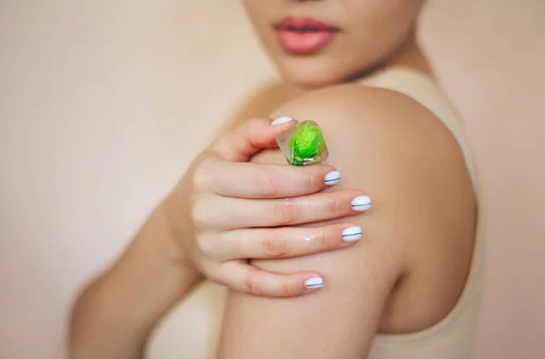 Femme Culture Méconnaissable Avec Pile Glaçons Avec Des Herbes Pour — Photo