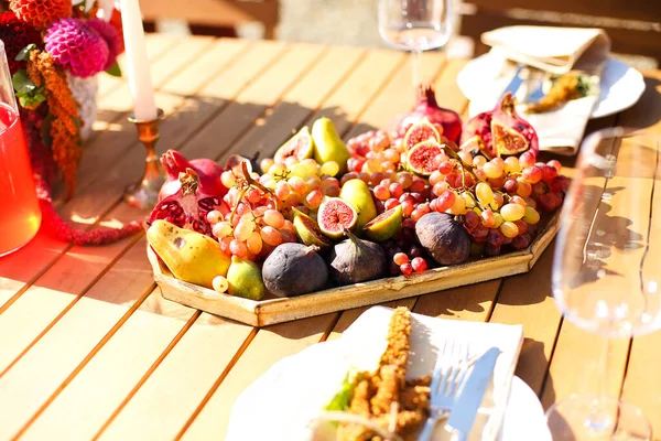 Leeres Weinglas Neben Tafel Mit Früchten Auf Festtafel Sonnigem Sommertag — Stockfoto