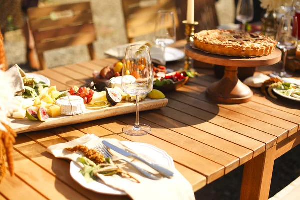 Leeres Weinglas Neben Tafel Mit Früchten Auf Festtafel Sonnigem Sommertag — Stockfoto