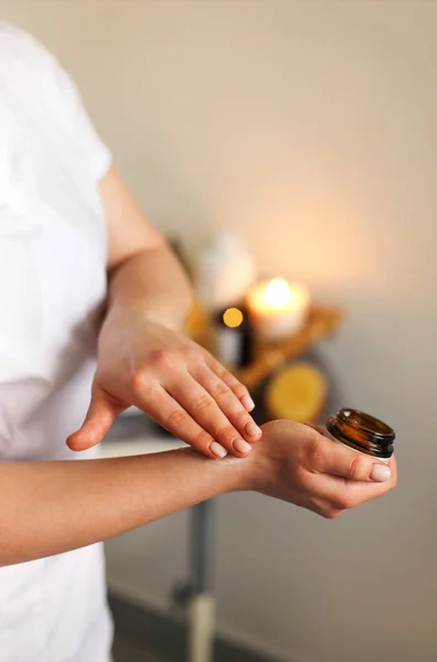 Jonge Schoonheidsspecialiste Die Room Uit Potje Bij Hand Heeft Voor — Stockfoto