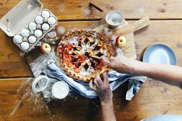 Cima Mulher Meia Idade Cortando Torta Frutas Frescas Mesa Madeira — Fotografia de Stock