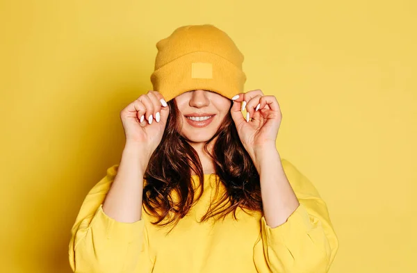 Joyeux Jeune Femme Sweat Shirt Jaune Tendance Chapeau Tricoté Couvrant — Photo