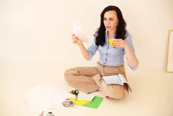 Young Brunette Woman Creating Her Feng Shui Wish Map Looking — Stock Photo, Image