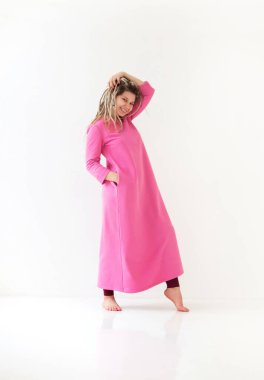 Saçları dağınık, komik, sevimli, neşeli yüzlü beyaz bir kadın.