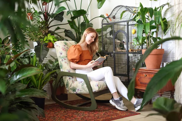 Ontspannen Gelukkig Vrouwelijk Leesboek Terwijl Chillen Fauteuil Lichte Kamer Met — Stockfoto