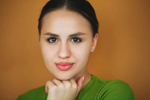 Mujer Positiva Riendo Felizmente Sobre Fondo Marrón Estudio Mirando Cámara —  Fotos de Stock