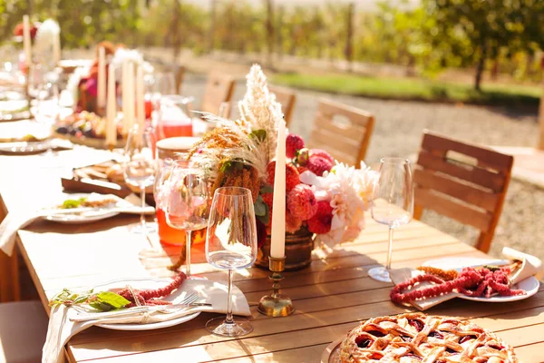 Vinho Vazio Colocado Perto Placa Com Frutas Mesa Banquete Dia — Fotografia de Stock