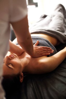 Tanımlanamayan ekin masajı yapan kadın müşterinin masaj sandığı spa salonundaki masada yatıyor.