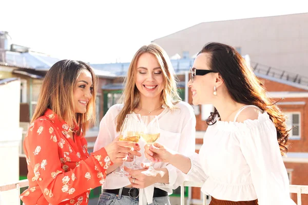 Gruppe Stilvoller Glücklicher Frauen Trifft Sich Sommer Zum Feiern Und — Stockfoto