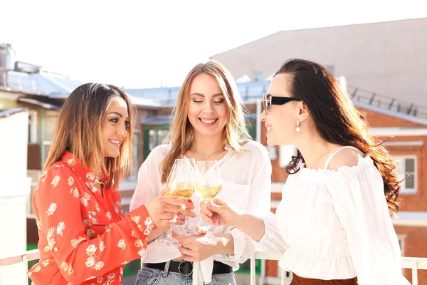 Grupo Elegantes Mulheres Felizes Reunindo Verão Para Festa Curtindo Tempo — Fotografia de Stock