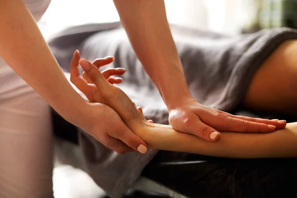 Bezimienny Mistrz Masażu Ręki Nadgarstka Kobiety Leżącej Stole Salonie Masażu — Zdjęcie stockowe
