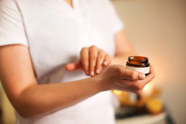 Onherkenbaar Gewas Vrouwelijke Schoonheidsspecialiste Aanbrengen Crème Uit Pot Bij Hand — Stockfoto