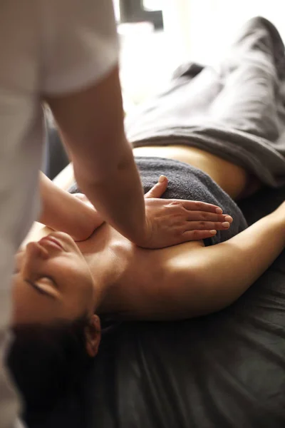 Unerkennbarer Masseur Massiert Brust Einer Kundin Die Auf Tisch Wellness — Stockfoto