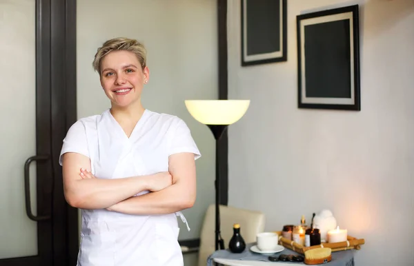 Alegre Masajista Profesional Uniforme Blanco Pie Con Brazos Cruzados Acogedora —  Fotos de Stock