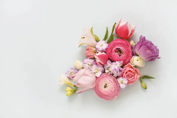 배경에 아름다운 구도로 배열되어 꽃들의 — 스톡 사진