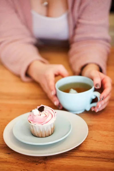 Haut Angle Femme Floue Méconnaissable Assis Table Avec Délicieux Cupcake — Photo
