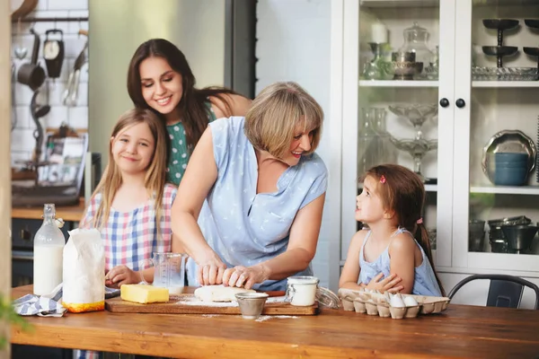 Heureuses Femmes Adultes Matures Cuisiner Avec Des Filles Mignonnes Table — Photo